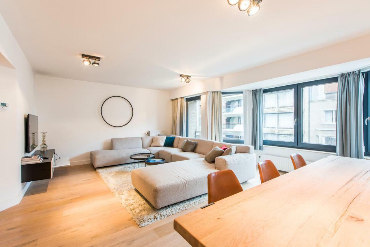 Ruim En Modern Appartement Te Knokke Nabij De Dijk Luaran gambar